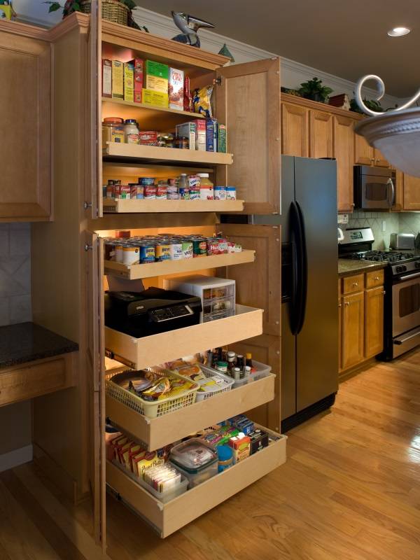 Кухонный шкаф с выдвижными ящиками