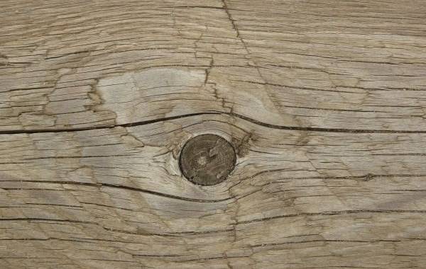 Трещины на сучковатой древесине