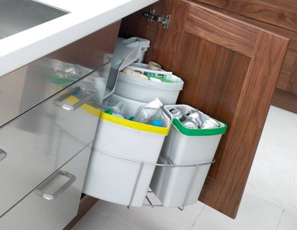 Как разместить мусорное ведро на кухне