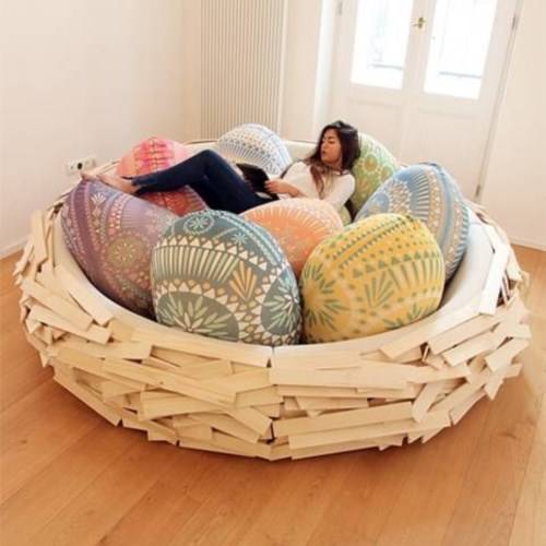Уютная кровать в форме гнезда 