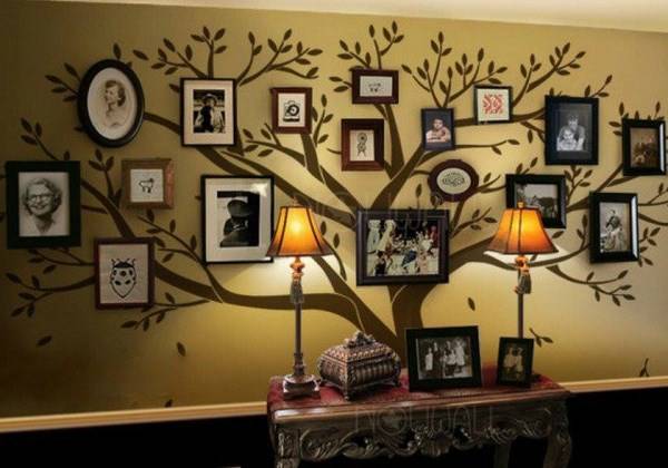 Большое семейное дерево на стене