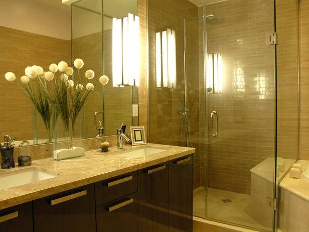 Современная ванная со стеклянным душем