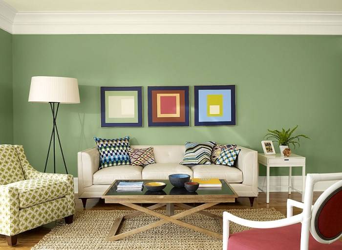 Зеленые обои в современной гостиной