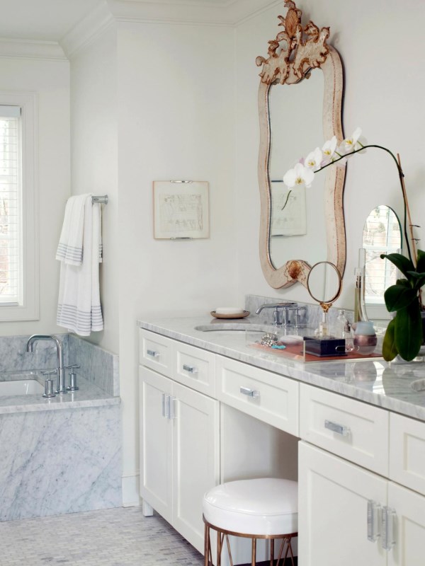 Белая мебель и мрамор в дизайне ванной