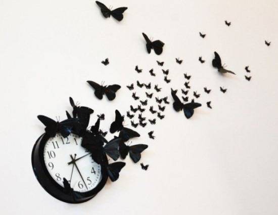 Часы с бабочками на стене