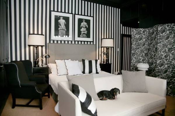 Siyah-beyaz yatak odası dekoru ve duvar kağıdı