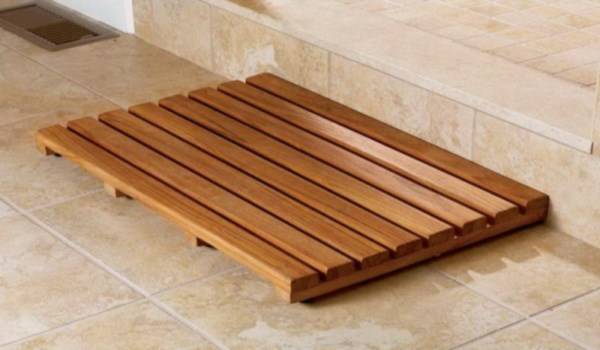 Деревянная решетка на пол в ванной