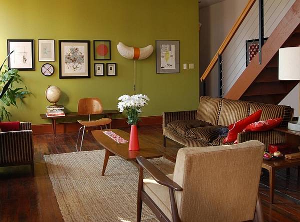Зеленые обои и коричневая мебель в интерьере