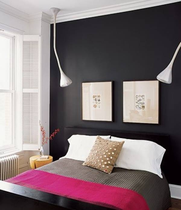 Стильная спальня в черном и розовом цвете