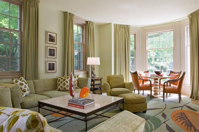 Стильный дизайн гостиной с зелеными и оранжевыми элементами