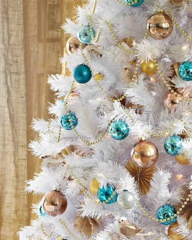 Новогодняя елка с золотыми и голубыми игрушками