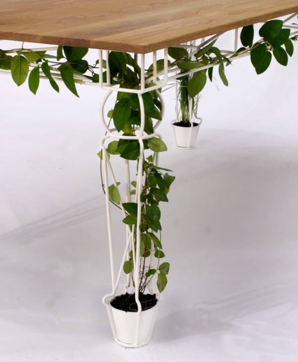 Стол с коваными ножками для вьющихся растений