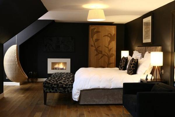 Siyah duvar kağıdı ve asılı sandalye ile güzel yatak odası