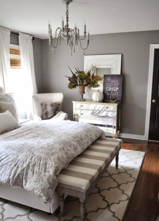 Элегантная спальня с красиво оформленным комодом