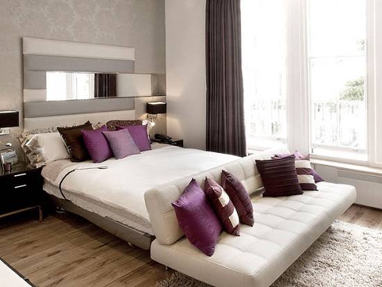 Стильная мебель в спальне с фиолетовыми акцентами