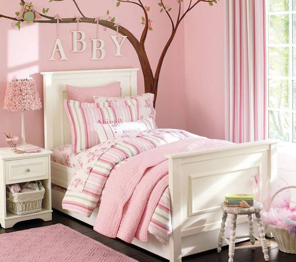Романтичный декор для детской в розовом цвете 