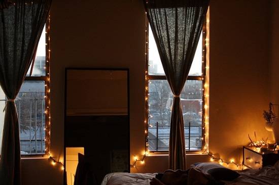 Стильная подсветка окон в спальне 