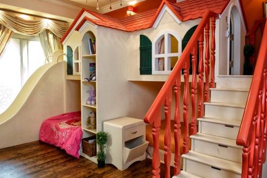 Красивый замок для детской комнаты девочки