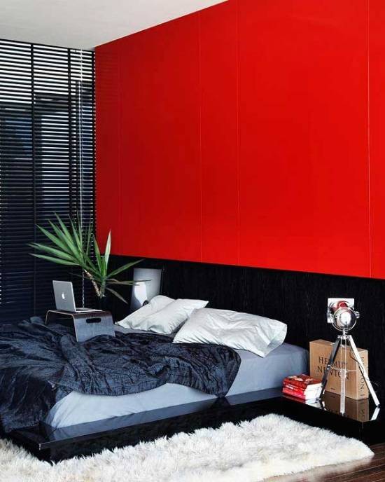 Красная стена как главный акцент в спальне