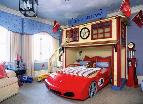Детская кровать в виде красной машины 