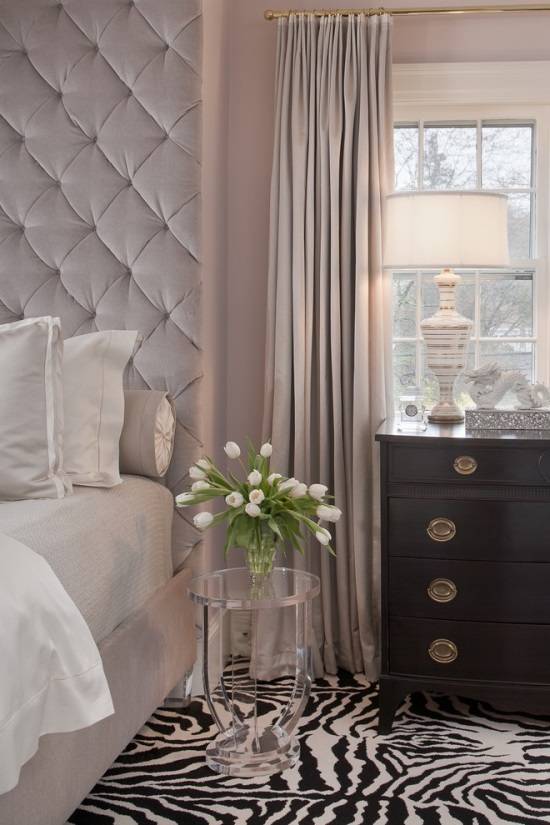 Элегантная спальня с необычным ковром и прозрачным столиком 