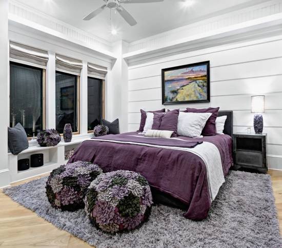 Черно-белая спальня с фиолетовыми акцентами
