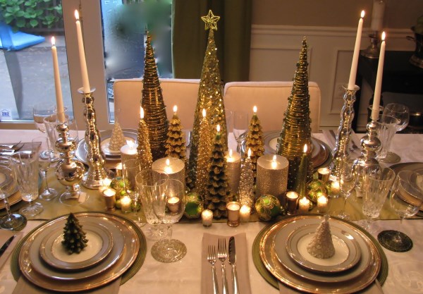 Золотистые украшения для новогоднего стола