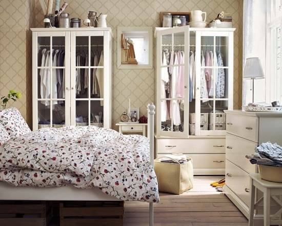 Изысканная белая мебель для спальни (шкафы и комод)