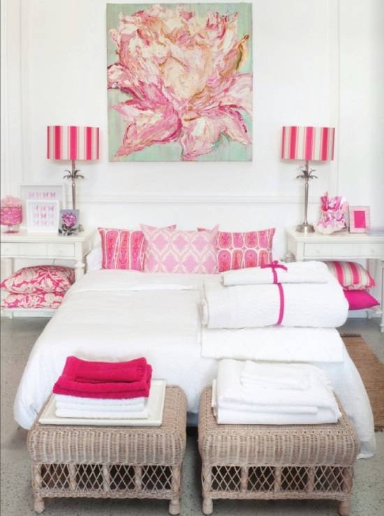 Белая спальня с розовыми акцентами