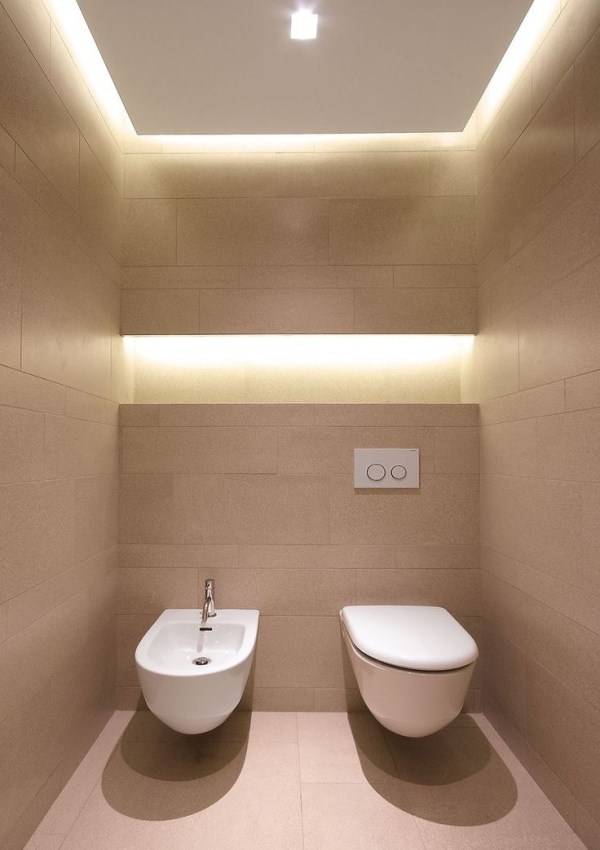 Стильный дизайн туалета со встроенными светильниками