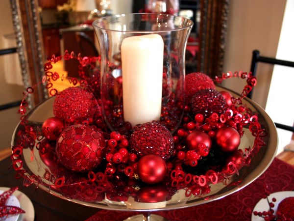 Яркий красный декор для праздничного стола