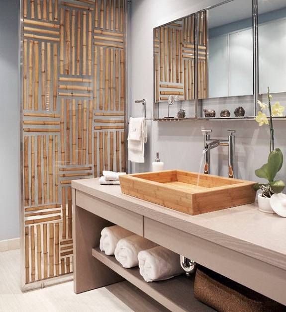 Раковина из бамбука в азиатской ванной комнате