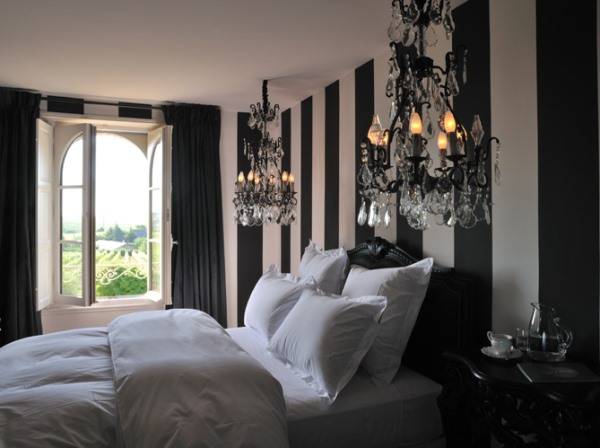Черно-белая спальня с двумя люстрами