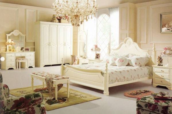 Спальня в стиле прованс с хрустальной люстрой