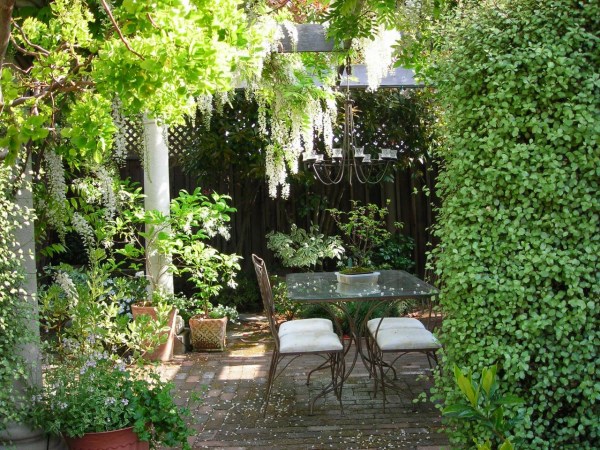 Романтичное место для отдыха в саду