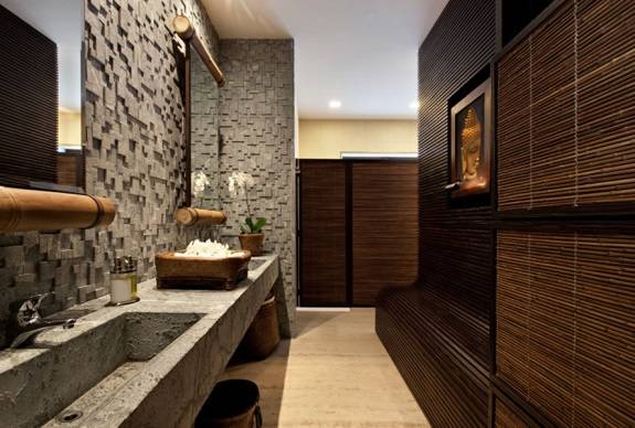 Ванная комната с азиатскими мотивами и природными текстурами