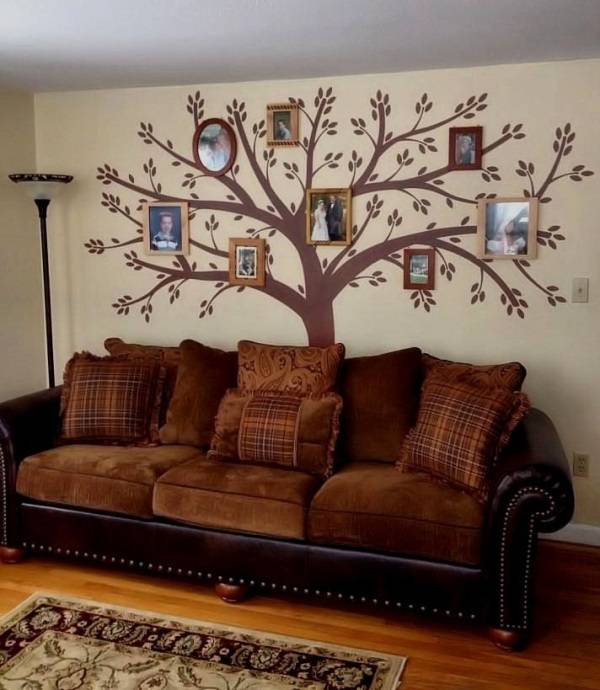 Семейное дерево в гостиной 