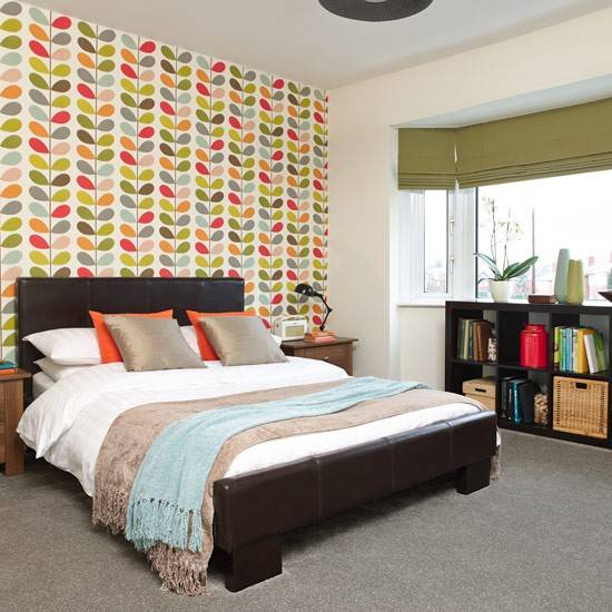 Дизайн спальни в современном стиле с яркими обоями