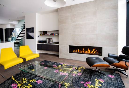 Современная гостиная в ярких цветах и с камином