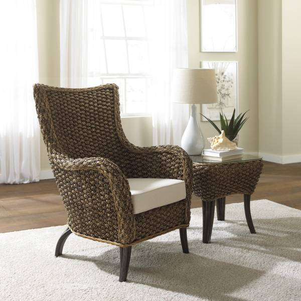 Стильное плетеное кресло и столик 