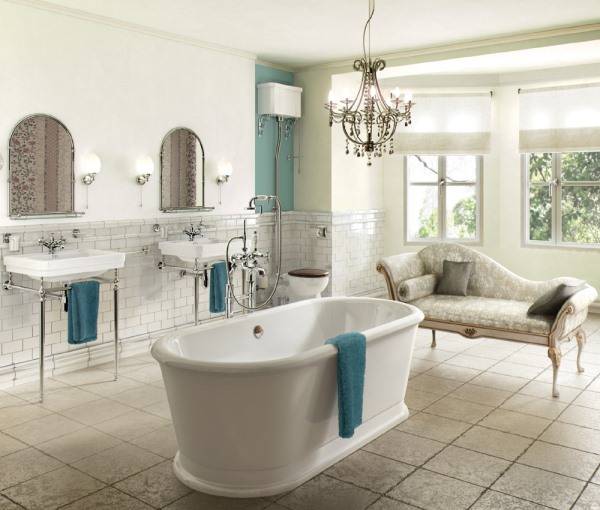 Ванная комната в классическом стиле и с люстрой 