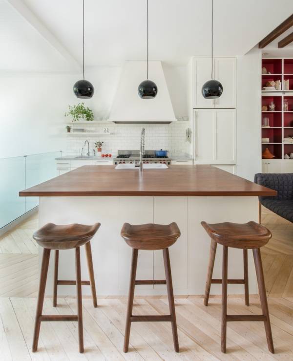 Белая кухня с деревянными деталями