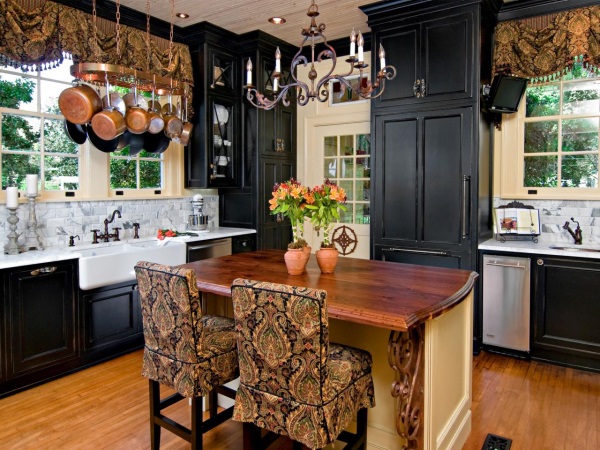 Черная мебель на кухне в деревенском стиле 