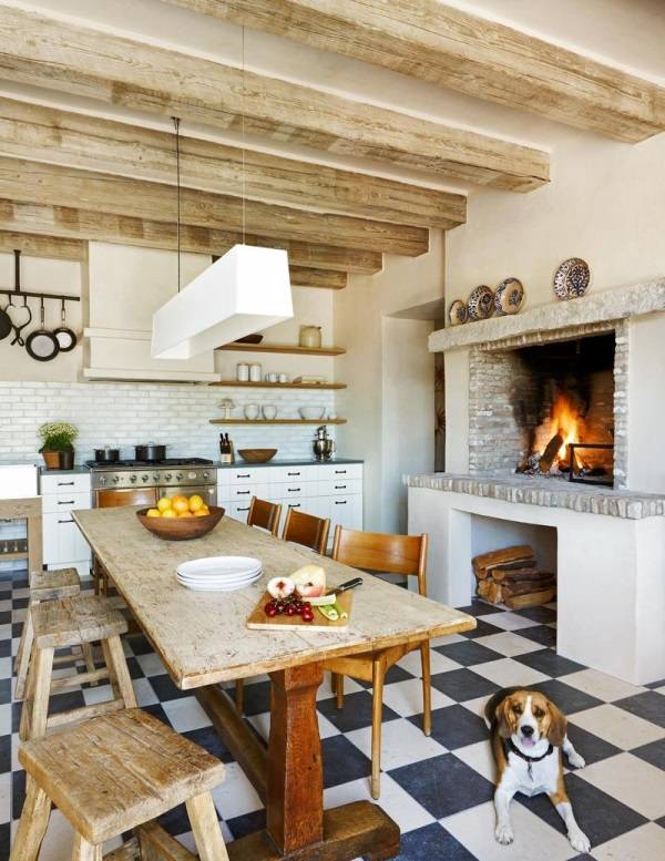 Уютная кухня с камином в деревенском стиле