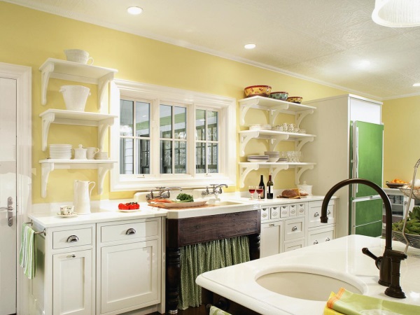 Белая мебель и зеленый декор на кухне