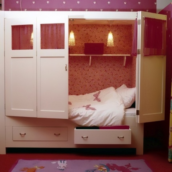 Уютная детская кровать в бывшем шкафу
