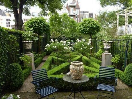 Маленький дворик с невероятным садом 