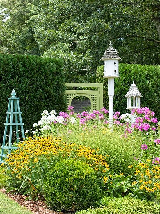 Сад с домиком для птиц и другими украшениями 