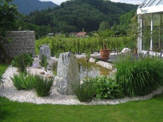 Красивые камни в саду 