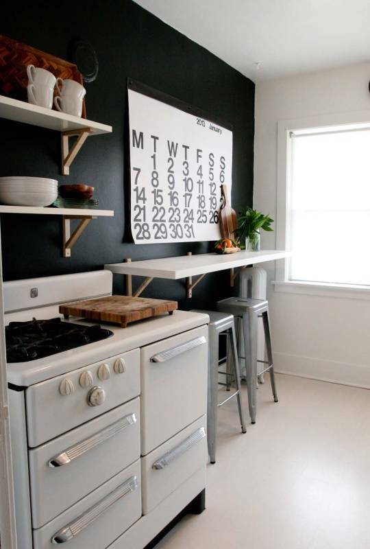 Черные стены и белая мебель на кухне